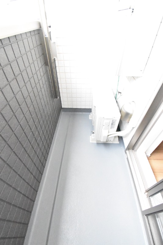 ��ʌ������s�����Q���ڂ̃A�p�[�g�̃o���R�j�[