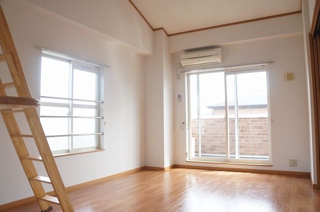 ��ʌ��������܎s�k��ޗǒ��̃A�p�[�g�̋��ԁE���r���O