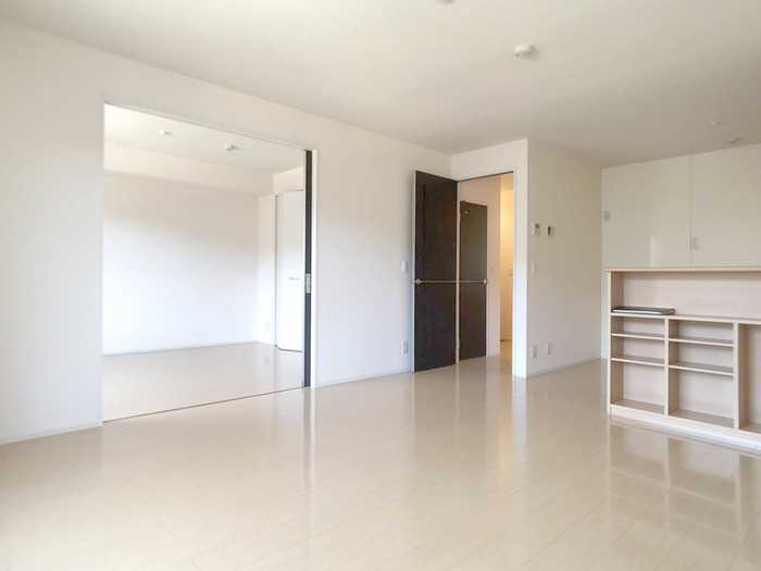 ��ʌ��z�J�s�����Q���ڂ̃A�p�[�g�̋��ԁE���r���O