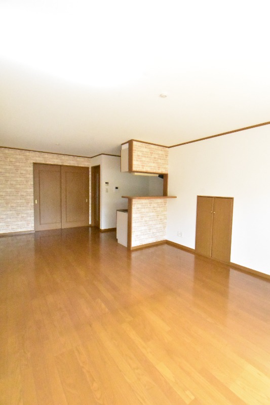 ��ʌ��@�c�s�@�c�T���ڂ̃A�p�[�g�̋����E���r���O