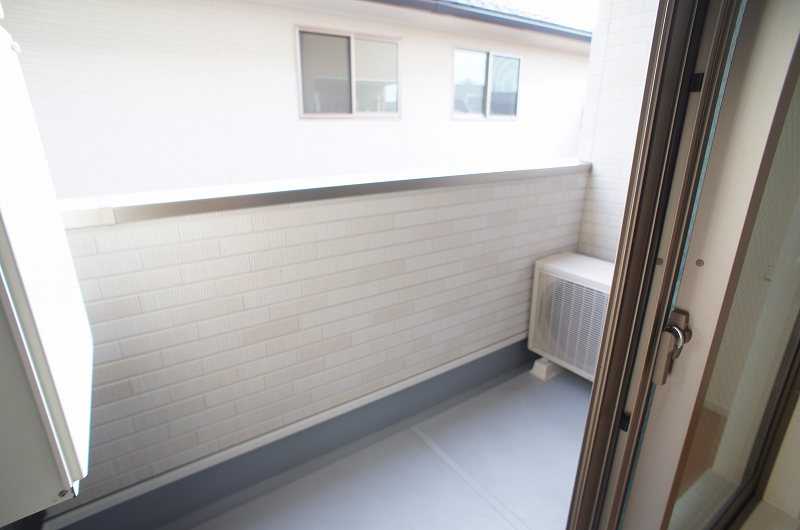 ��ʌ�����s�݉ƒ��̃A�p�[�g�̃o���R�j�[