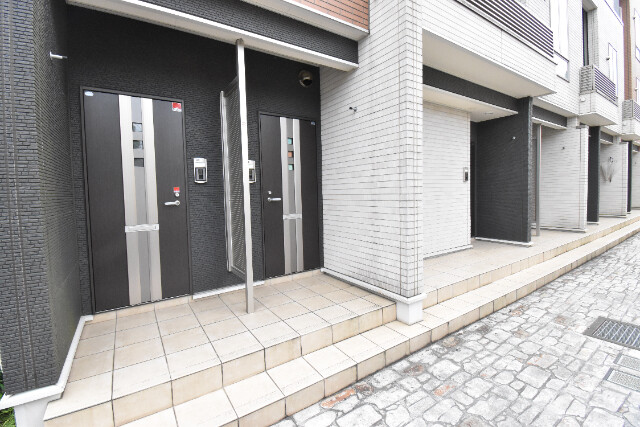 ��ʌ�����s�݉ƒ��̃A�p�[�g�̃G���g�����X