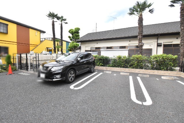 ��ʌ�����s�݉ƒ��̃A�p�[�g�̒��ԏ�