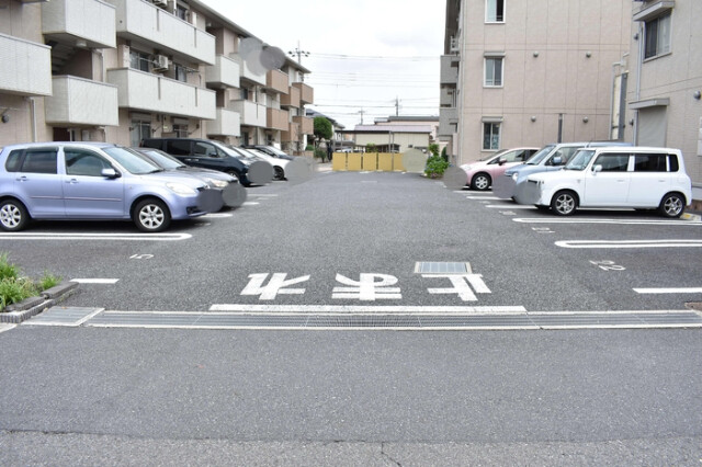 ��ʌ�����s�{���U���ڂ̃A�p�[�g�̒��ԏ�