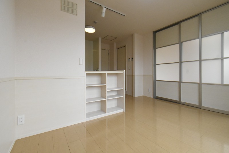 ��ʌ�����s�{���U���ڂ̃A�p�[�g�̋����E���r���O