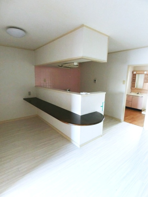 ��ʌ��@�c�s�֎R�Q���ڂ̃}���V�����̋��ԁE���r���O