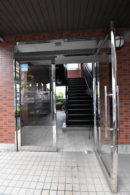 ��ʌ������s�h���R���ڂ̃}���V�����̃G���g�����X