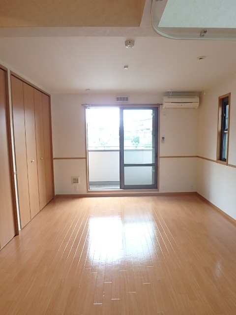 ��ʌ��k�����S�ɓޒ��h�U���ڂ̃A�p�[�g�̋��ԁE���r���O