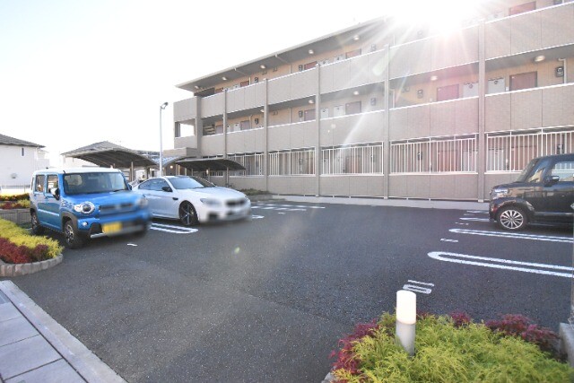 ��ʌ��z�J�s���C�N�^�E���T���ڂ̃A�p�[�g�̒��ԏ�