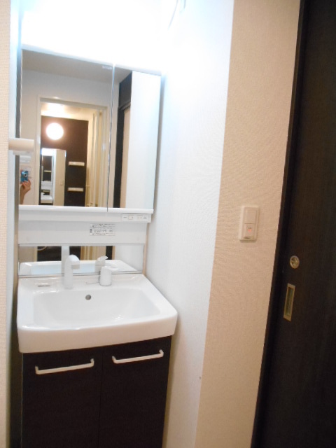 ��ʌ��������܎s�Y�a���؍�R���ڂ̃A�p�[�g�̐��ʏ�