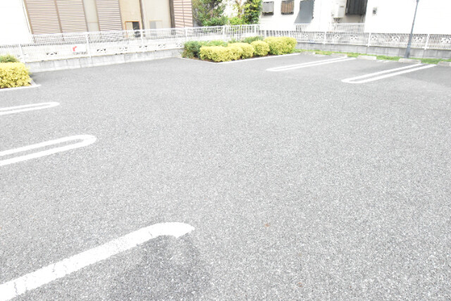 ��ʌ��z�J�s�����Q���ڂ̃A�p�[�g�̒��ԏ�