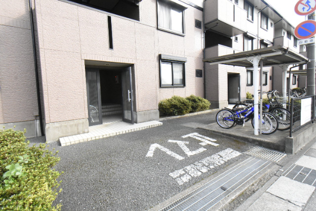 ��ʌ�����s��ԑ�R���ڂ̃A�p�[�g�̃G���g�����X