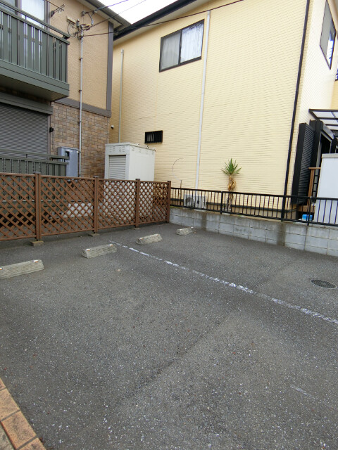 ��ʌ��������܎s�k��{�����Q���ڂ̃A�p�[�g�̒��ԏ�