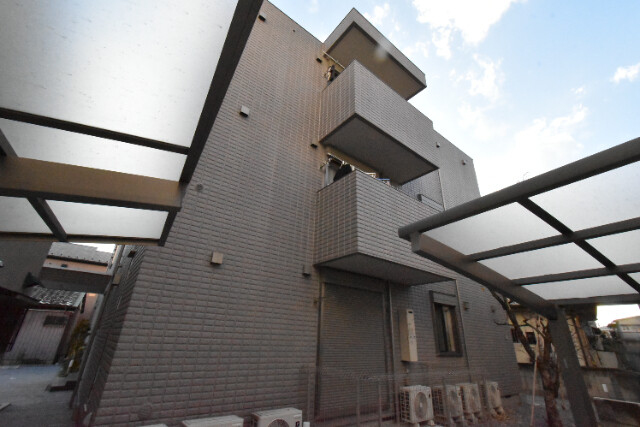 ��ʌ������s�g���T���ڂ̃}���V�����̌����O��