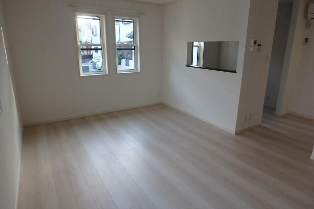 ��ʌ��������܎s�΋揼�؂P���ڂ̃e���X�n�E�X�̋��ԁE���r���O