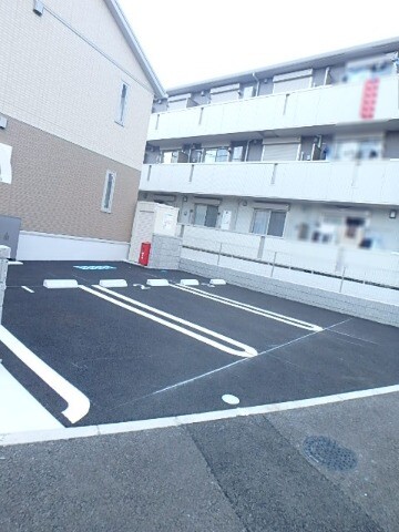 ��ʌ�����s�厚���s�̃A�p�[�g�̒��ԏ�