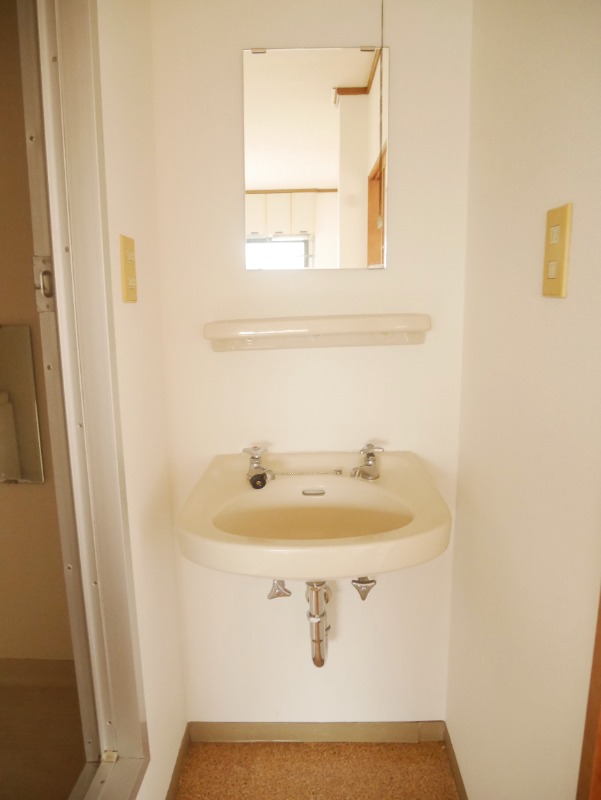 ��ʌ��������܎s��΋�㗢�Q���ڂ̃A�p�[�g�̐��ʏ�