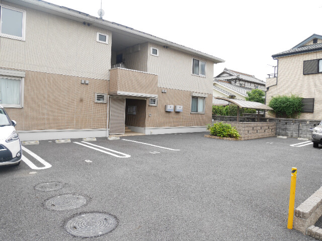 ��ʌ�����s�厚�����̃A�p�[�g�̒��ԏ�