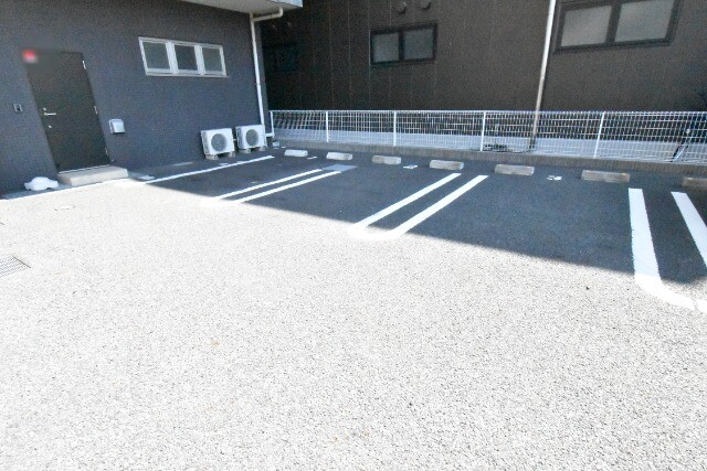 ��ʌ��z�J�s���C�N�^�E���W���ڂ̃}���V�����̒��ԏ�