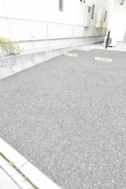 ��ʌ��z�J�s���C�N�^�E���T���ڂ̃A�p�[�g�̒��ԏ�