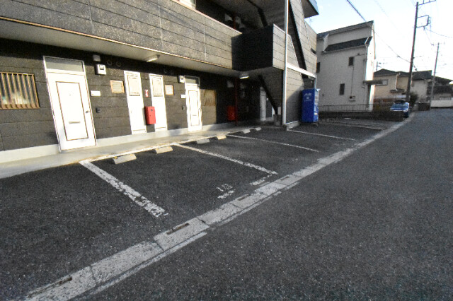 ��ʌ��@�c�s�֎R�Q���ڂ̃}���V�����̒��ԏ�