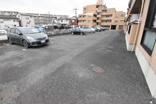 ��ʌ�����s������Q���ڂ̃}���V�����̒��ԏ�