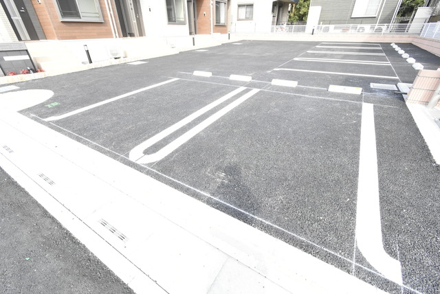 ��ʌ������s���P���ڂ̃A�p�[�g�̒��ԏ�