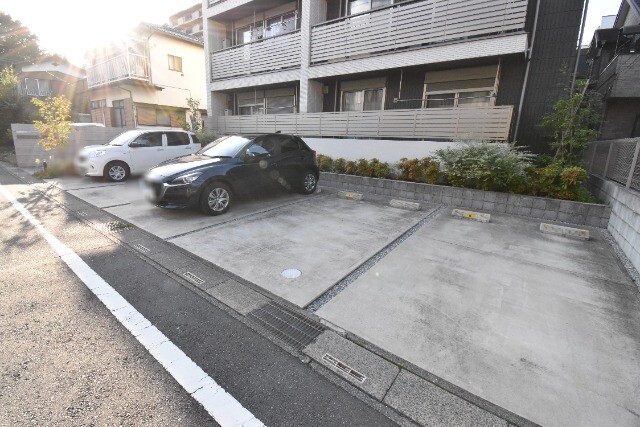 ��ʌ�����s������S���ڂ̃}���V�����̒��ԏ�