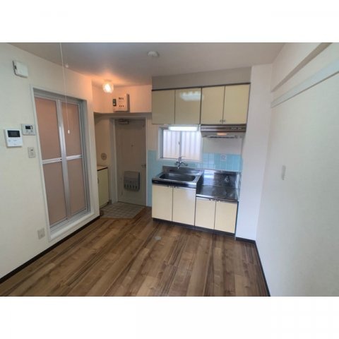 ��ʌ��z�J�s�ԎR���Q���ڂ̃}���V�����̋��ԁE���r���O