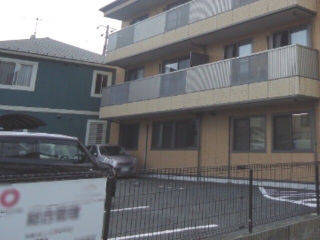 ��ʌ�����s�㕽�����P���ڂ̃A�p�[�g�̒��ԏ�