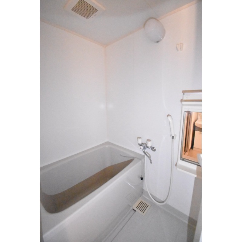 ��ʌ������s�����R���ڂ̃A�p�[�g�̃o�X