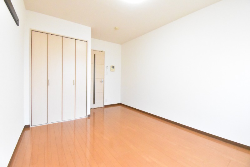 ��ʌ������s�����R���ڂ̃A�p�[�g�̋��ԁE���r���O