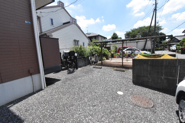 ��ʌ��������܎s��������Q���ڂ̃A�p�[�g�̒��ԏ�