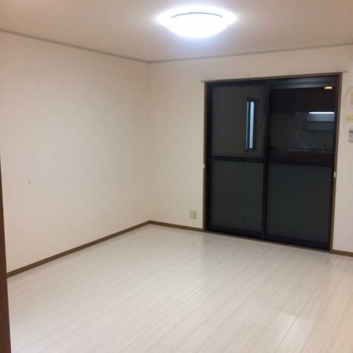 ��ʌ��k�����S�ɓޒ��h�U���ڂ̃A�p�[�g�̋��ԁE���r���O