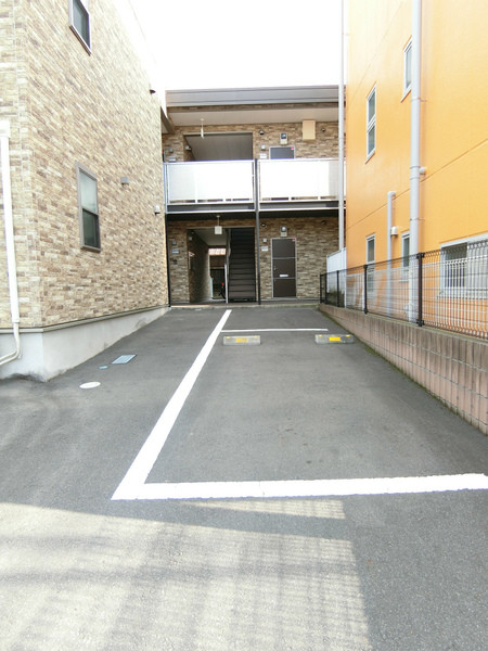 ��ʌ��z�J�s�ԎR���P���ڂ̃A�p�[�g�̒��ԏ�