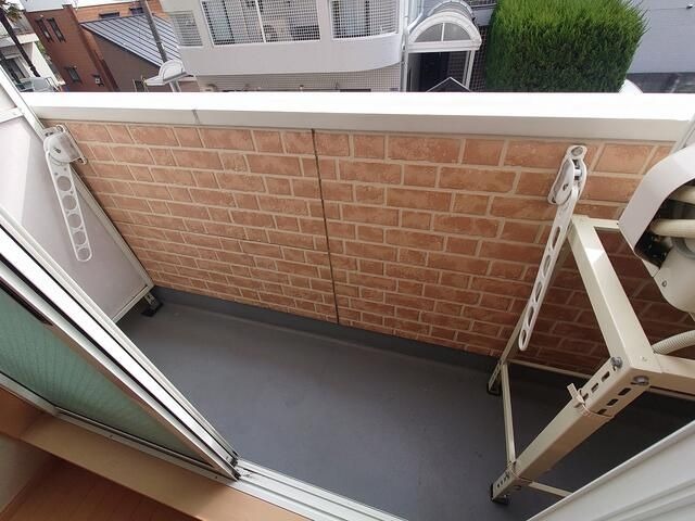 ��ʌ������s�h���Q���ڂ̃A�p�[�g�̃o���R�j�[