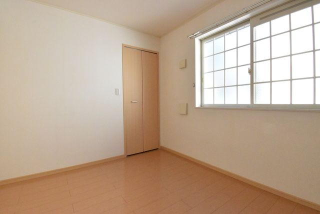 ��ʌ�����s�厚���s�̉Ƃ̃A�p�[�g�̐Q��