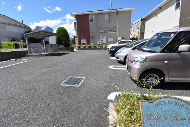 ��ʌ�����s�厚���s�̉Ƃ̃A�p�[�g�̒��ԏ�