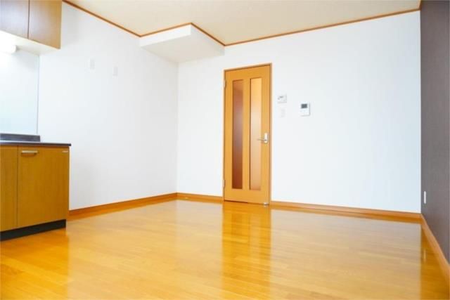 ��ʌ������s����R���ڂ̃A�p�[�g�̋����E���r���O