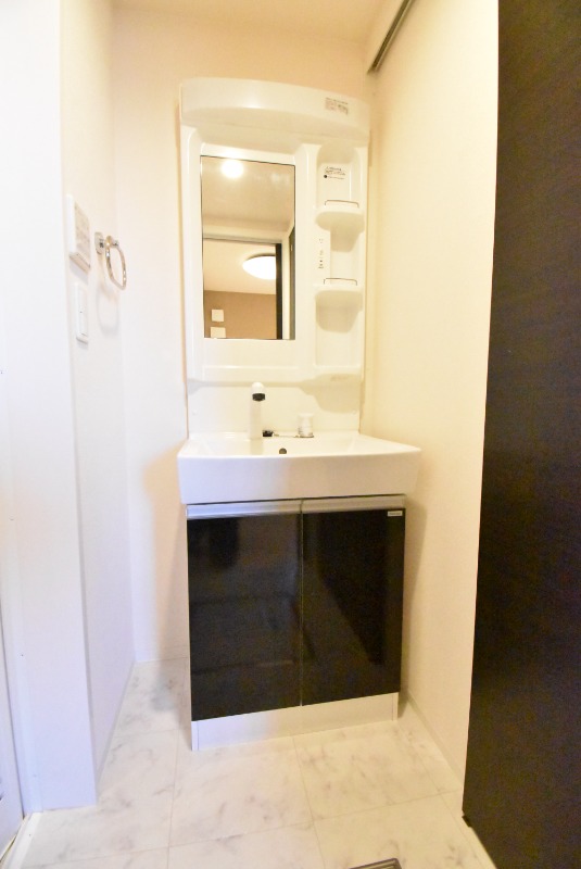 ��ʌ�����s�厚�Ɋ��̃A�p�[�g�̐��ʏ�