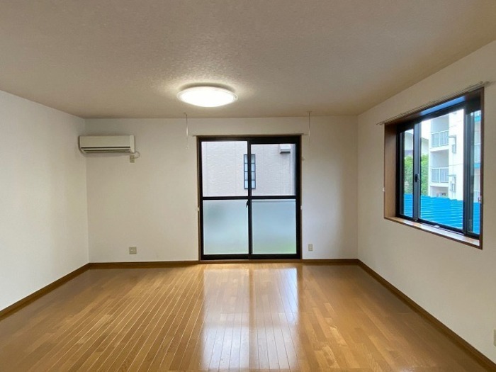 ��ʌ��������܎s�΋挴�R�S���ڂ̃e���X�n�E�X�̋��ԁE���r���O