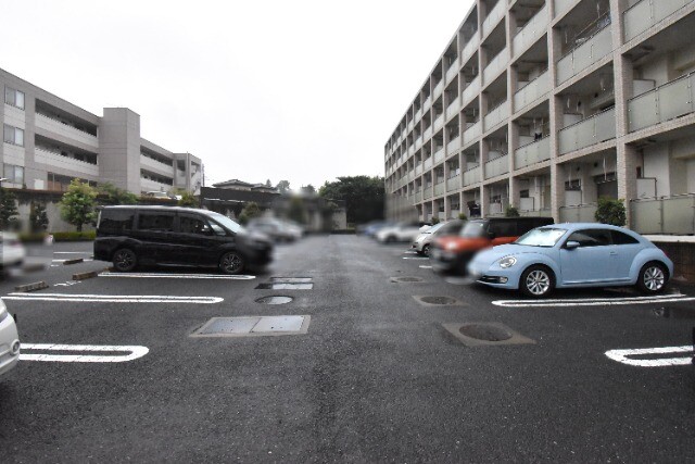 ��ʌ�����s�厚������̃}���V�����̒��ԏ�