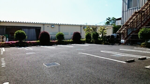 ��ʌ�����s��c�{�̃}���V�����̒��ԏ�