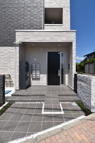 ��ʌ��z�J�s�{�{���Q���ڂ̃A�p�[�g�̃G���g�����X