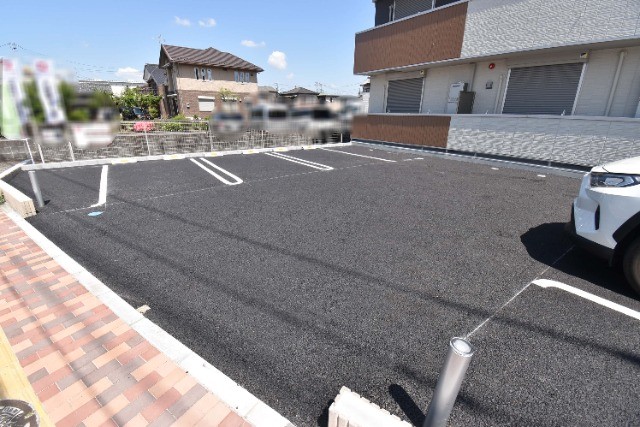 ��ʌ��z�J�s�{�{���Q���ڂ̃A�p�[�g�̒��ԏ�