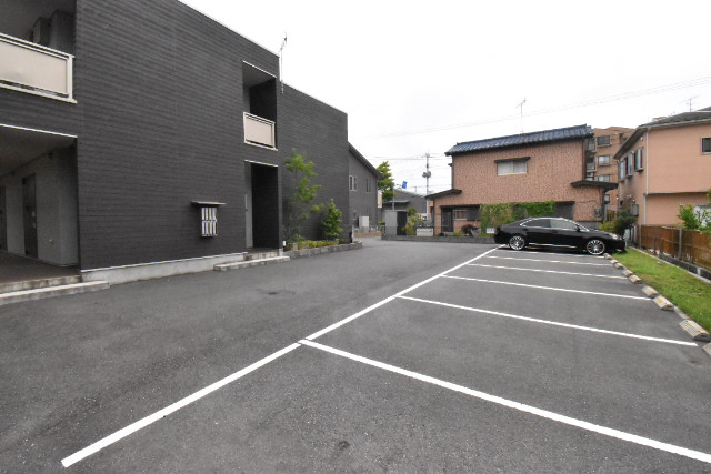 ��ʌ�����s����P���ڂ̃A�p�[�g�̒��ԏ�