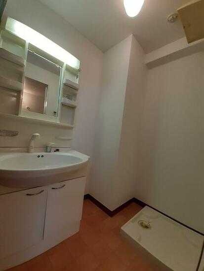 ��ʌ��k�����S�ɓޒ������R���ڂ̃}���V�����̃o�X