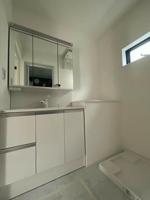 ��ʌ��������܎s�Y�a��k�Y�a�R���ڂ̃e���X�n�E�X�̐��ʏ�