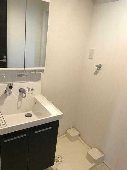 ��ʌ��������܎s�΋�����R���ڂ̃e���X�n�E�X�̐��ʏ�