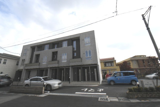 ��ʌ�����s�厚����̃A�p�[�g�̒��ԏ�